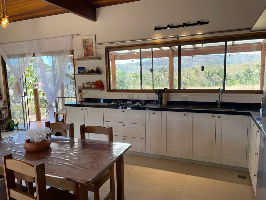 Cozinha com Móveis Sob Medida & Vista para as Montanhas