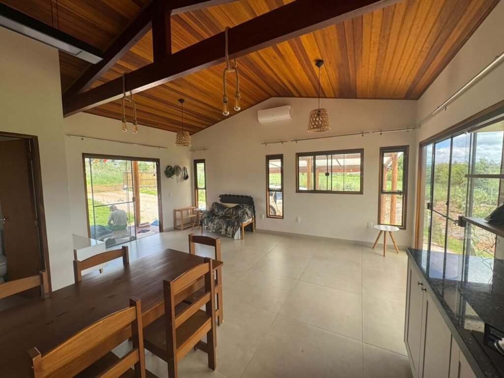 Sala & Cozinha com bastante iluminação natural e arejada ao mesmo tempo