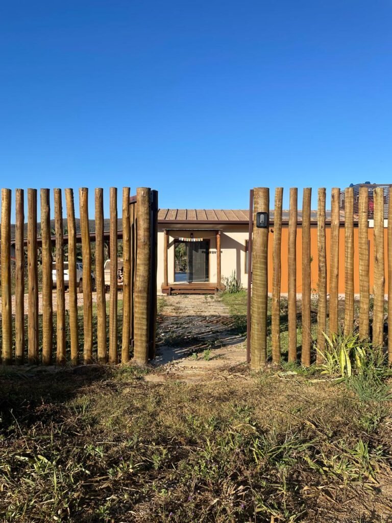 Vista de Fora do Portão de Pedestre.