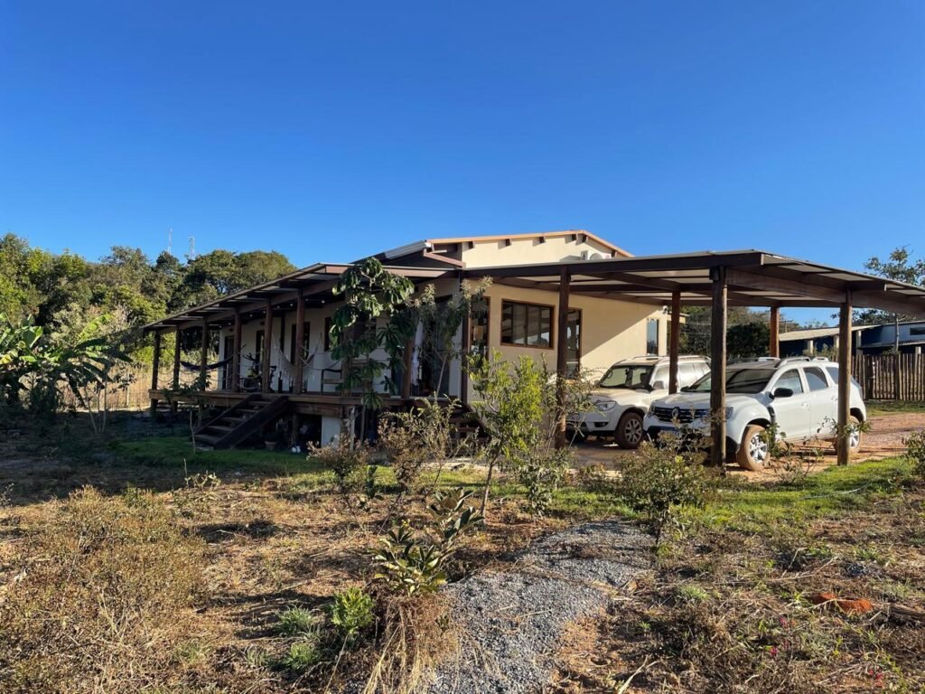 Vista do Canto Nordeste do Terreno, há um bom espaço para uma edícula após a Garagem (como atelier ou observatório do céu).