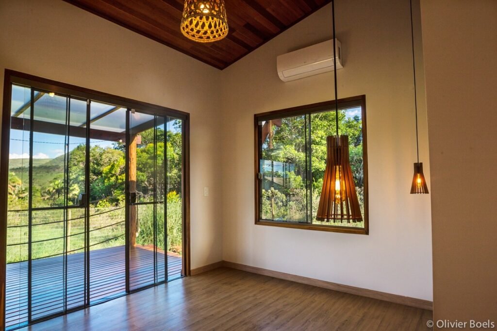 Suíte no canto Sul ao lado da Área de Preservação Permanente (com muitas visitas de pássaros e uma grota) e da Área Spa externa