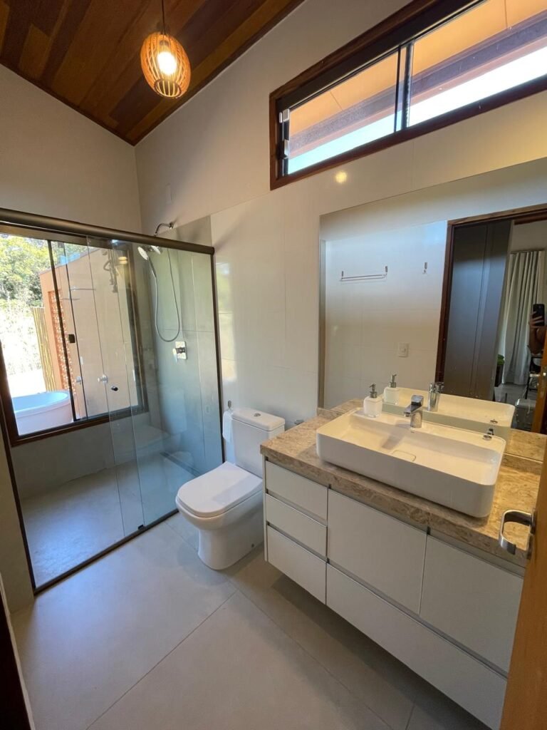 Banheiro da Suíte com muitos armários sob medida, nicho no Box e acesso do Box direto para Área Spa