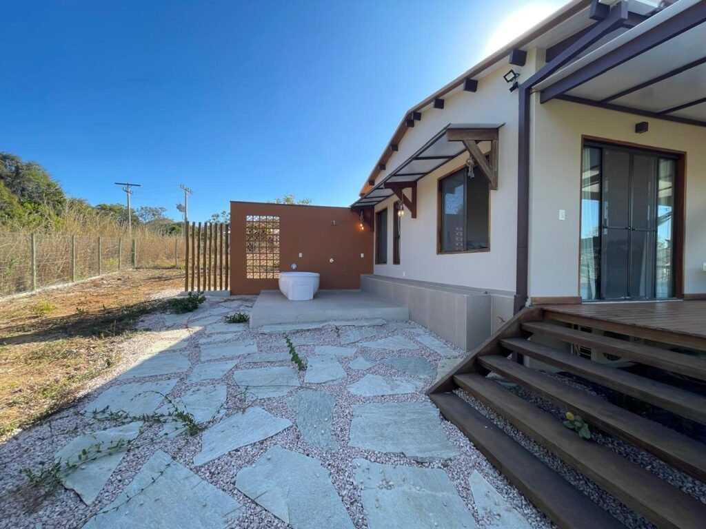 Área Spa na Face Sul (mais sombreada, vide foto) com elevado de porcelanato, chuveiro quente externo e banheira de hidromassagem