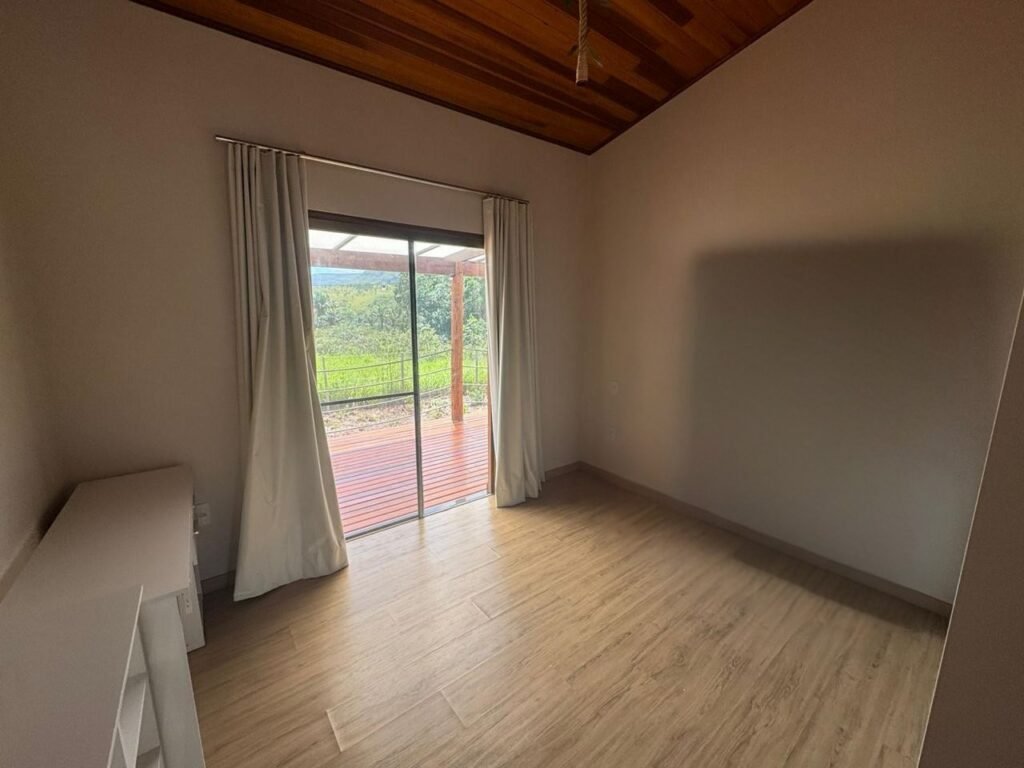 2º Quarto com Portas de Vidro para a Varanda e Espaço para Cama Queen, com Ar-Condicionado Frio/Quente assim como todos os cômodos.