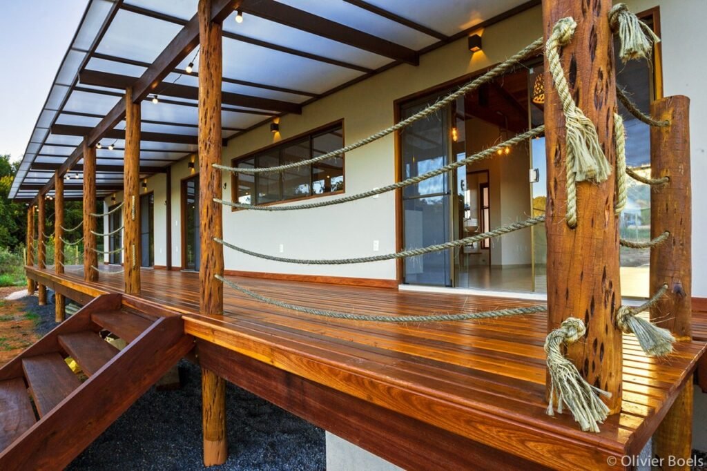 Varanda em Ipê por toda extensão da casa.