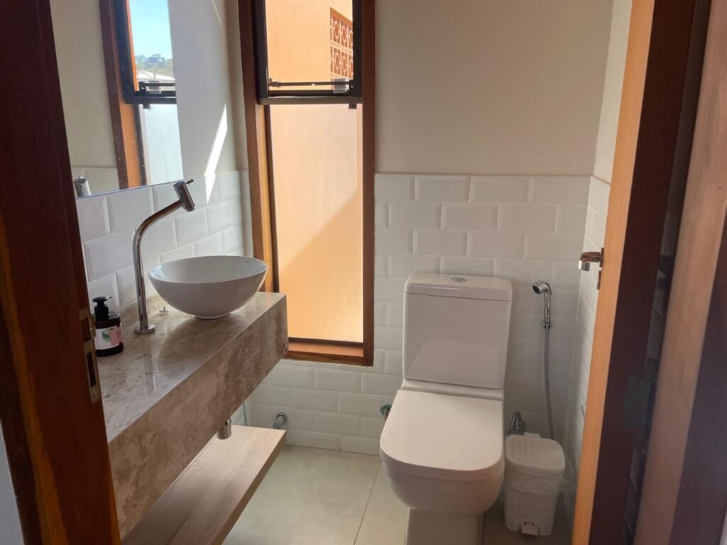 Lavabo Social com Vidro Jateado e tela mosquiteira na janela.