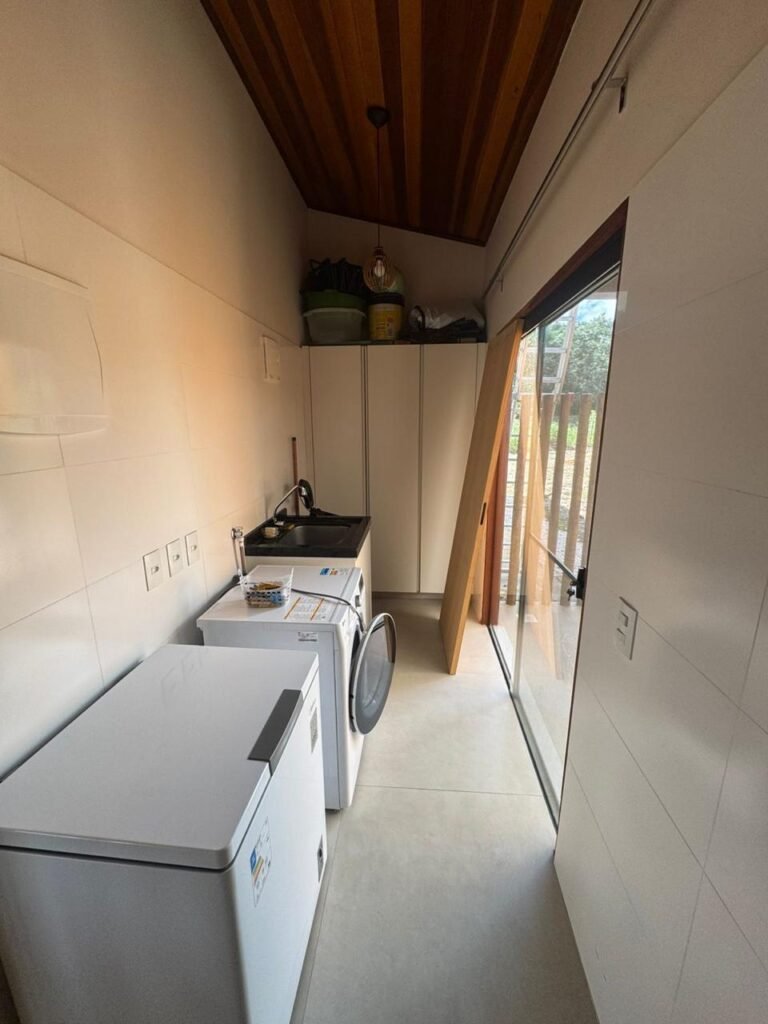 Área de Serviço Interna com Máquina de Lava-Seca LG Nova com Tecnologia Inverter